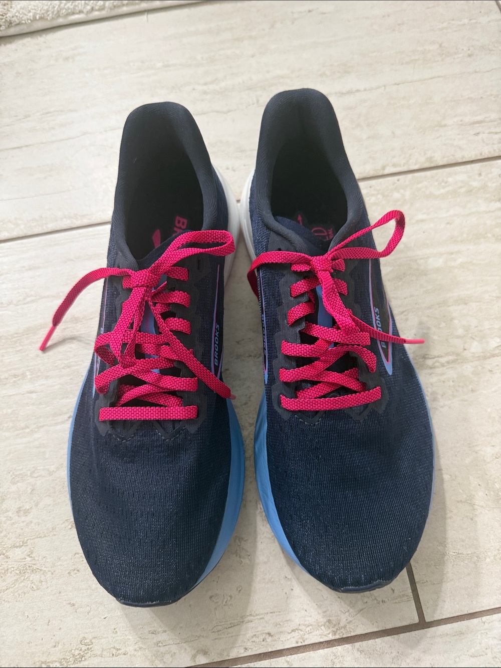 Brooks ..Hyperion Women’s Navy Athletic Sneakers with Pink Laces.new